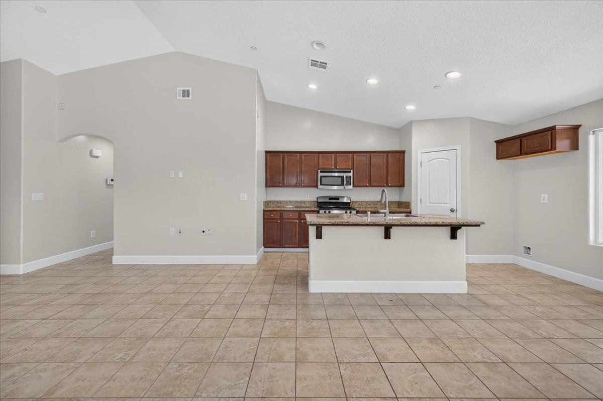 2526 N Antioch Ave, Fresno, CA 93722