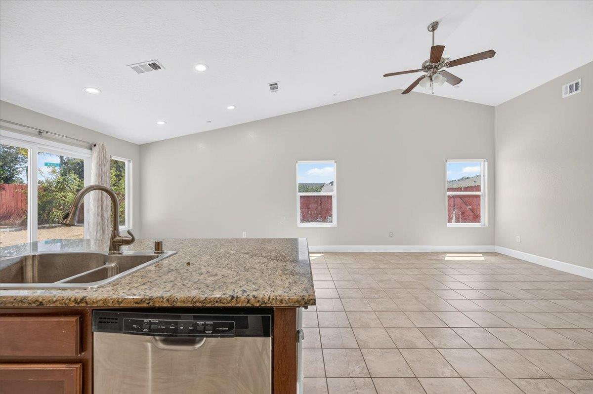 2526 N Antioch Ave, Fresno, CA 93722