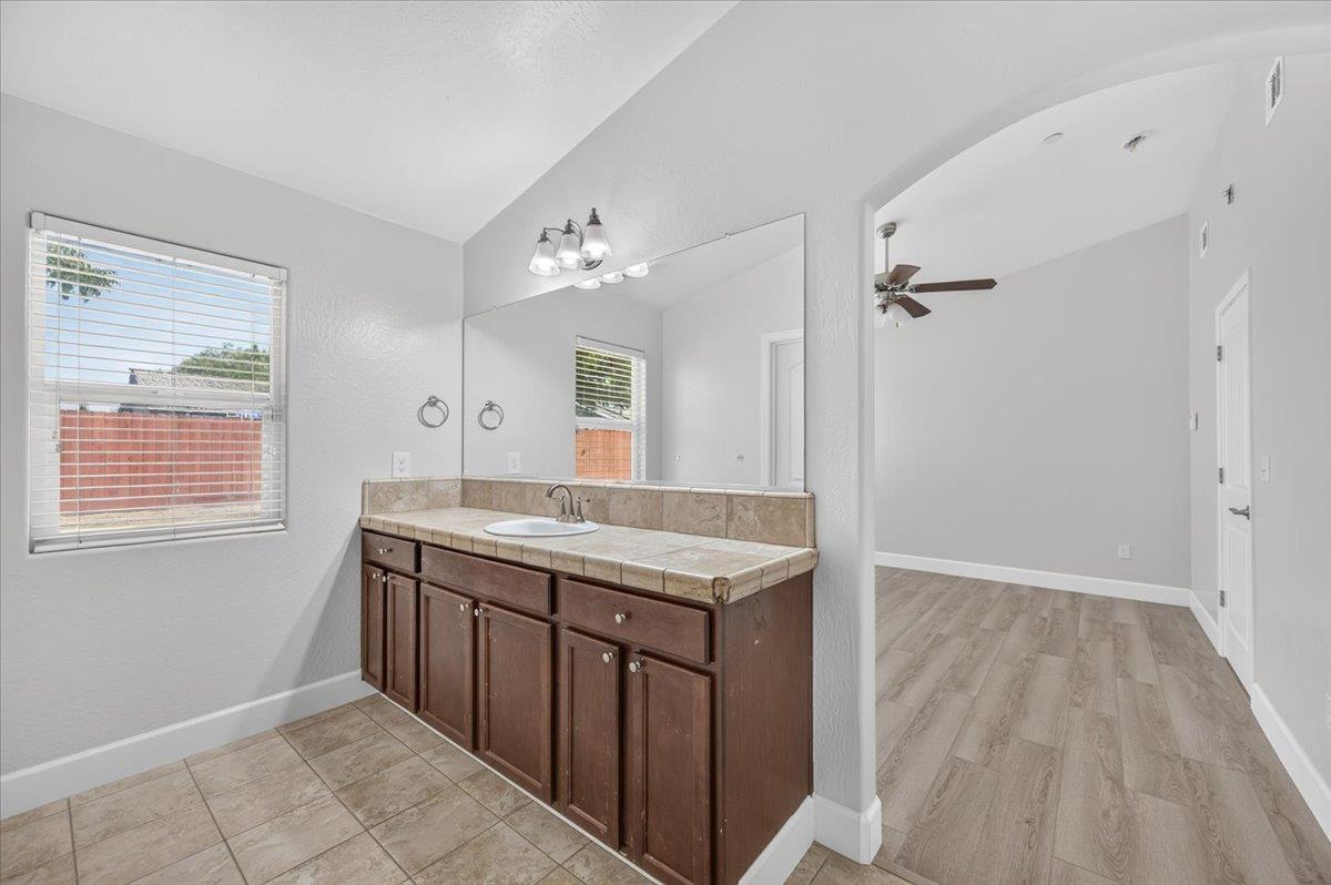 2526 N Antioch Ave, Fresno, CA 93722