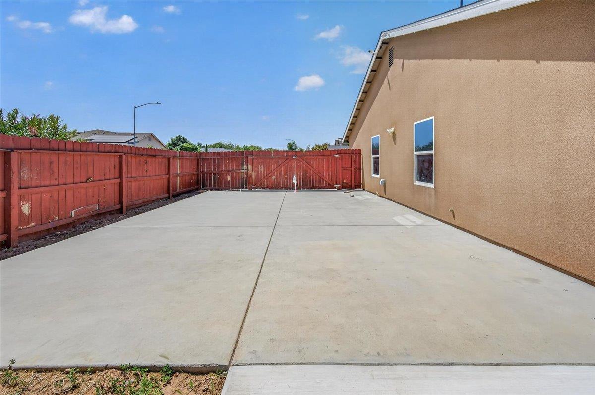 2526 N Antioch Ave, Fresno, CA 93722