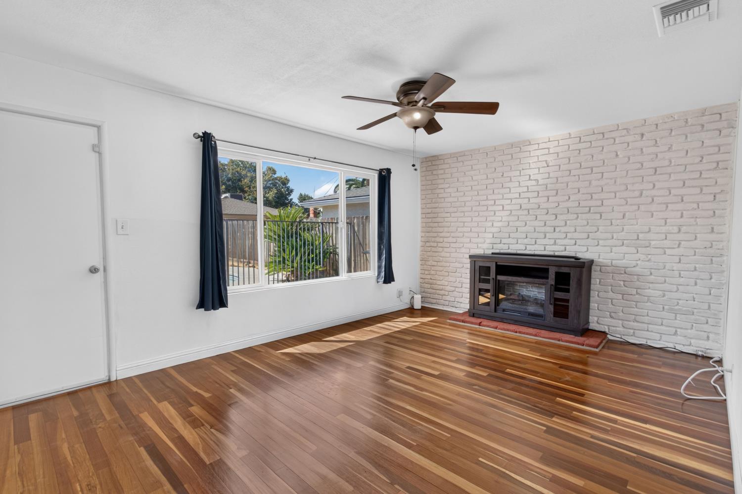2432 E Richert Ave, Fresno, CA 93726
