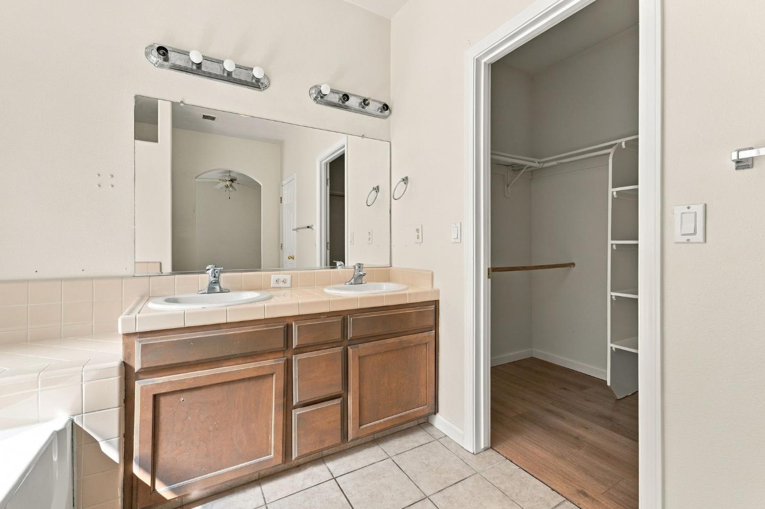 2317 E Lewis Ct, Fowler, CA 93625