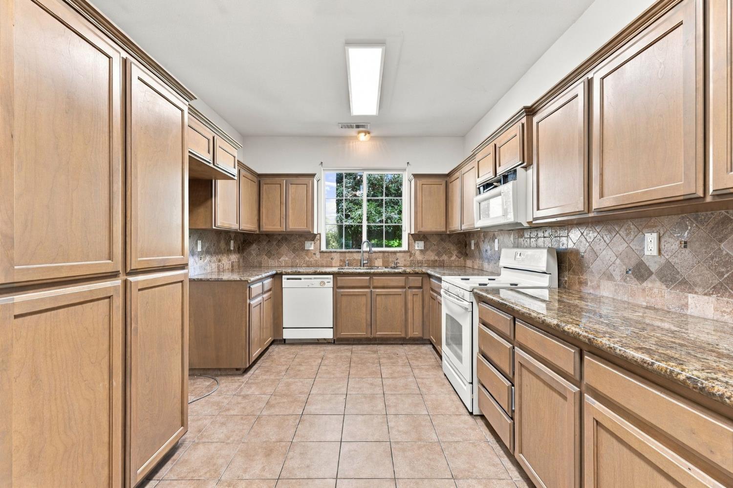 2317 E Lewis Ct, Fowler, CA 93625