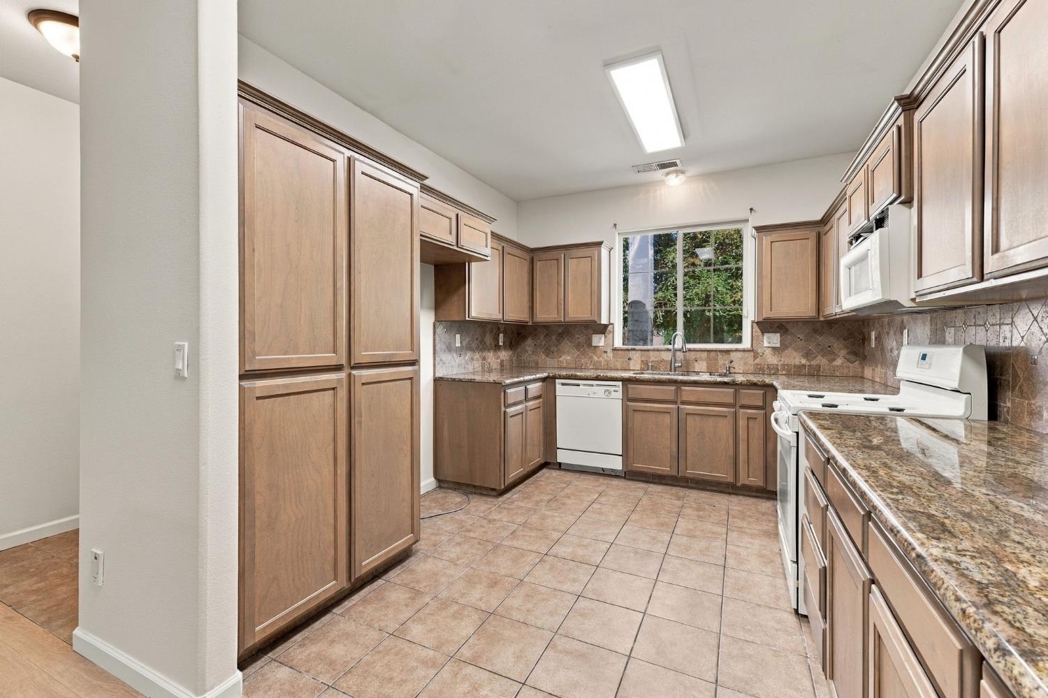2317 E Lewis Ct, Fowler, CA 93625