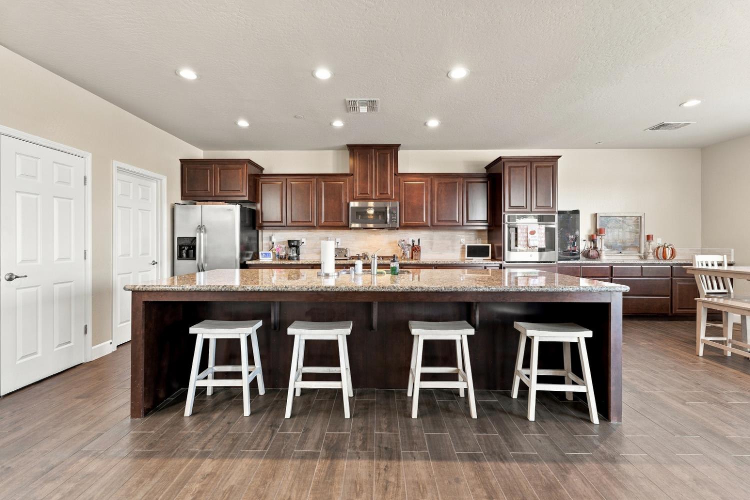1065 Ridge Creek Estates Way, Dinuba, CA 93618