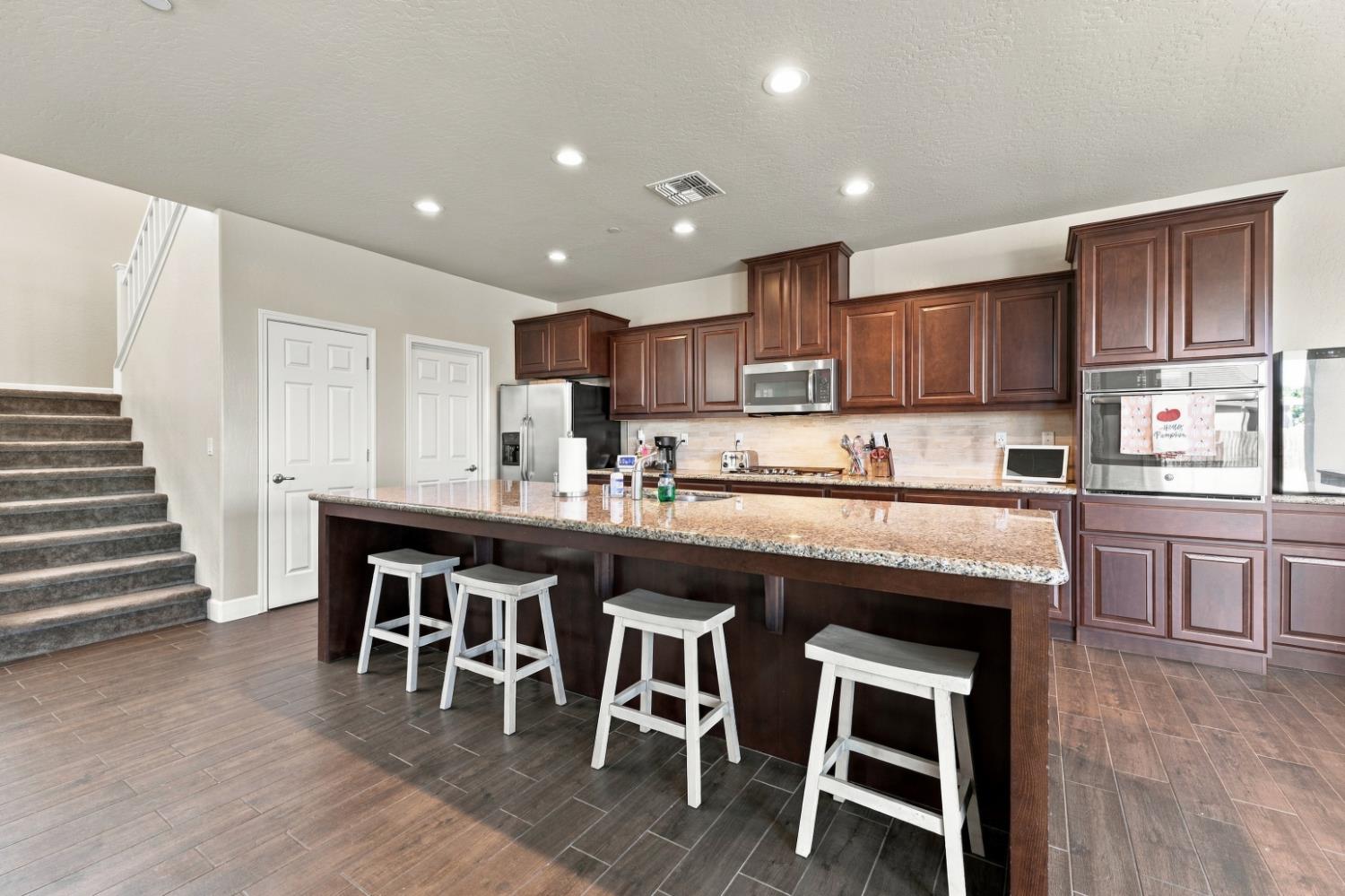 1065 Ridge Creek Estates Way, Dinuba, CA 93618