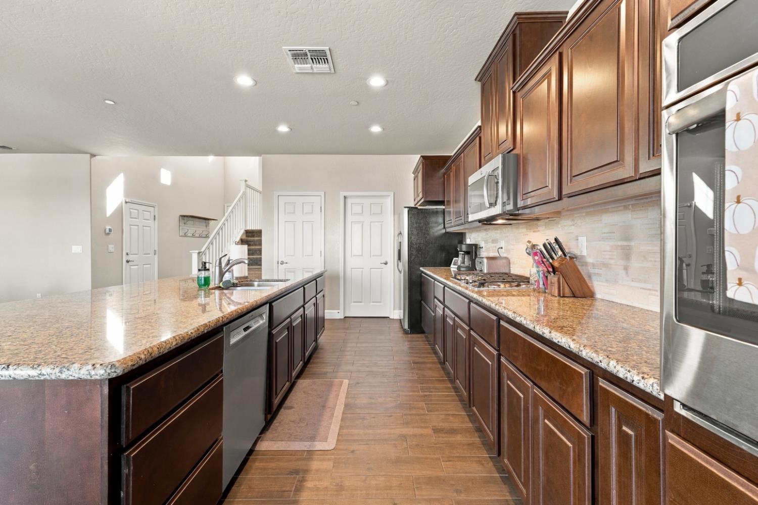 1065 Ridge Creek Estates Way, Dinuba, CA 93618