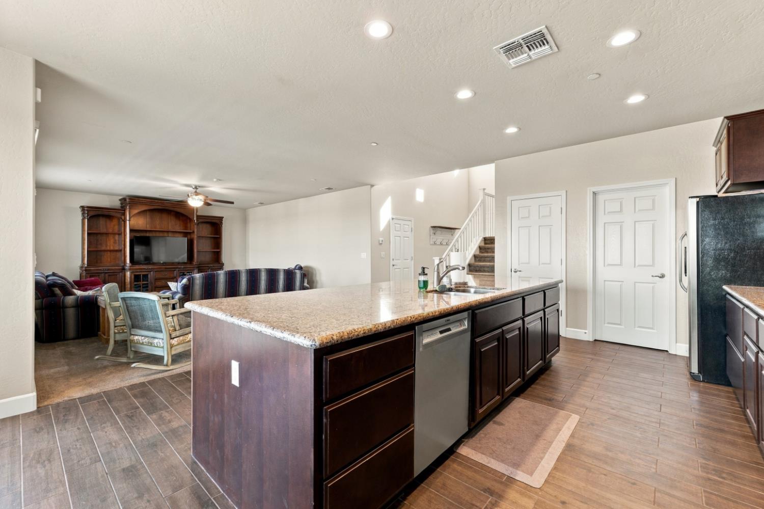 1065 Ridge Creek Estates Way, Dinuba, CA 93618