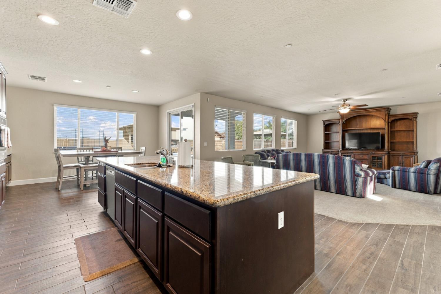 1065 Ridge Creek Estates Way, Dinuba, CA 93618