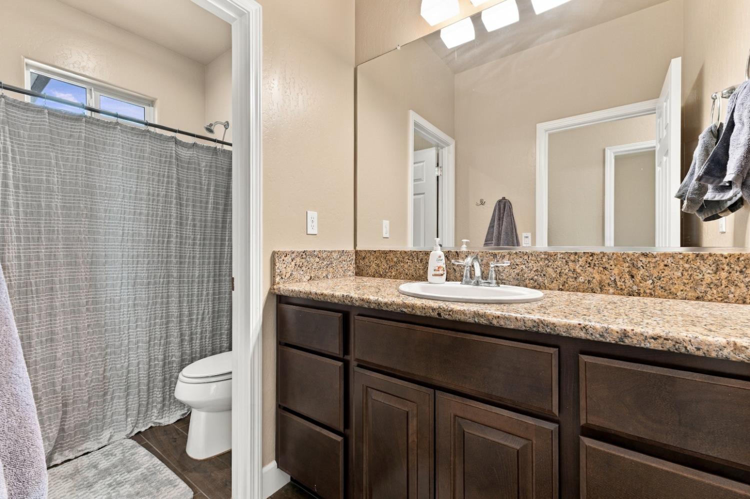 1065 Ridge Creek Estates Way, Dinuba, CA 93618