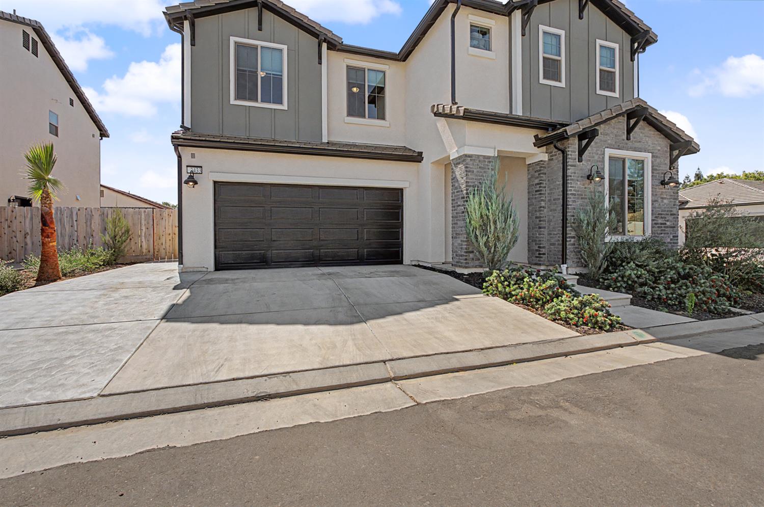2433 E Rockwell Dr, Fresno, CA 93720