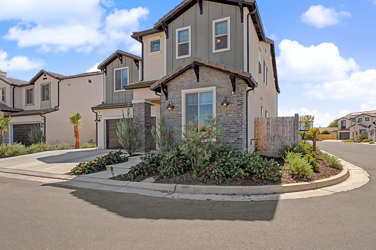 2433 E Rockwell Dr, Fresno, CA 93720