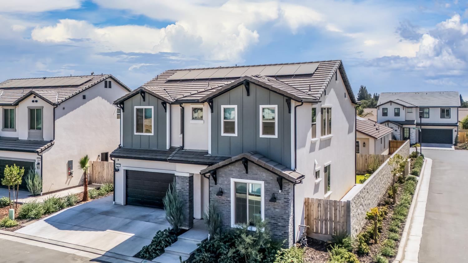 2433 E Rockwell Dr, Fresno, CA 93720