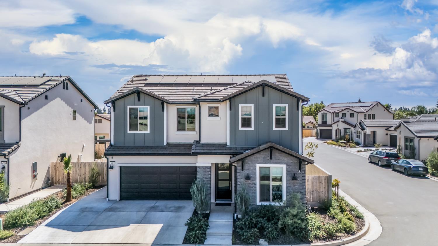 2433 E Rockwell Dr, Fresno, CA 93720