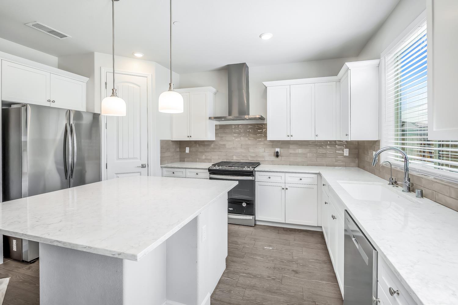 2433 E Rockwell Dr, Fresno, CA 93720