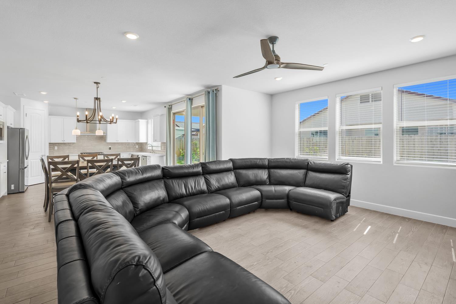 2433 E Rockwell Dr, Fresno, CA 93720
