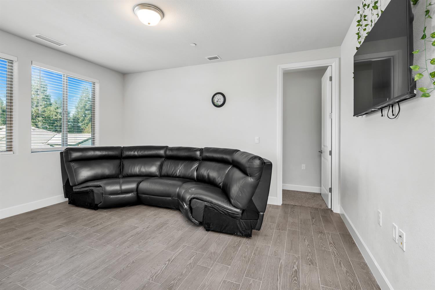 2433 E Rockwell Dr, Fresno, CA 93720
