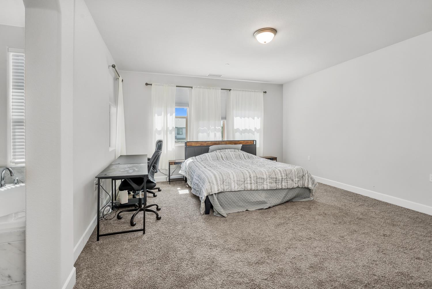 2433 E Rockwell Dr, Fresno, CA 93720