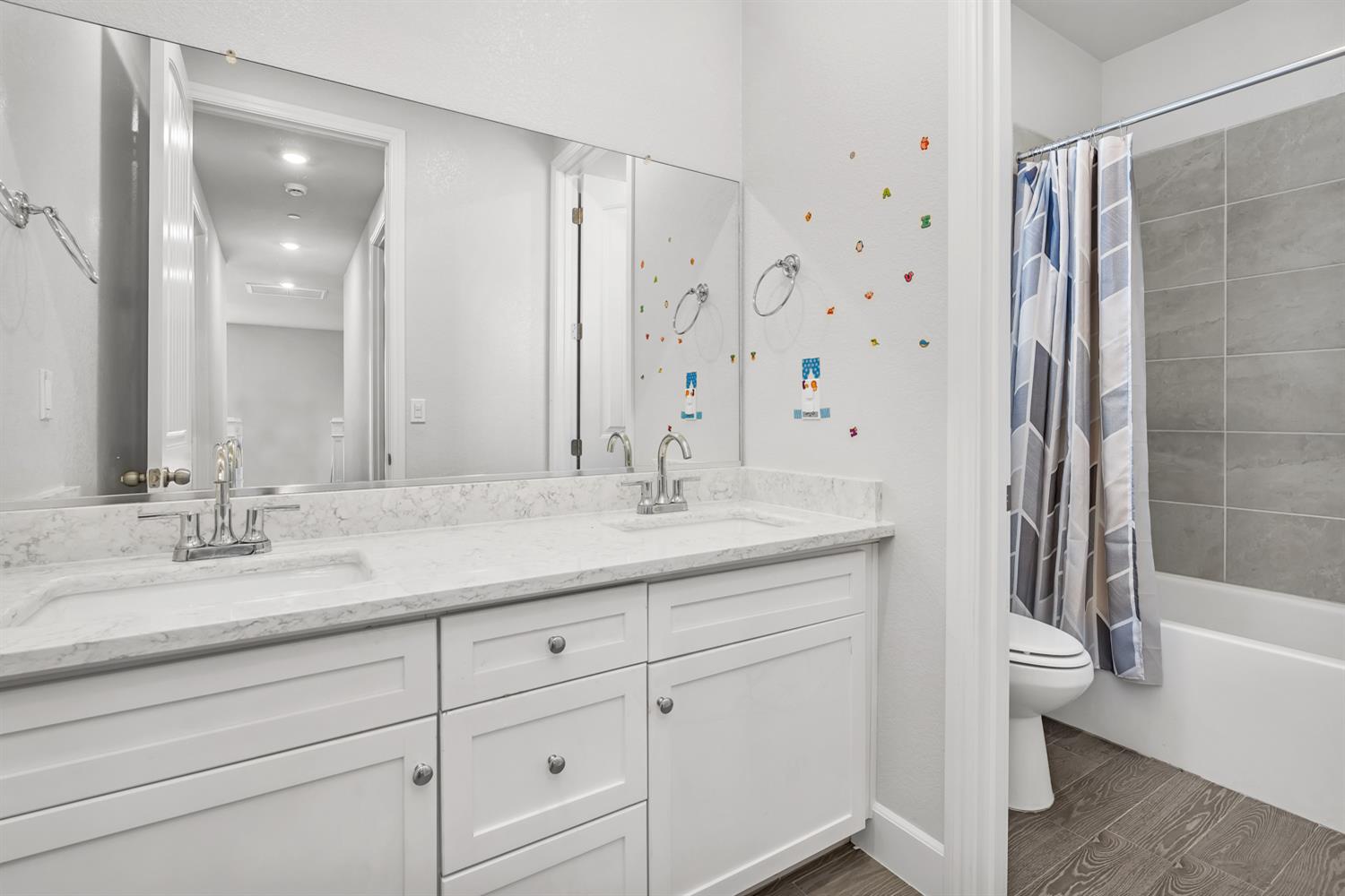 2433 E Rockwell Dr, Fresno, CA 93720