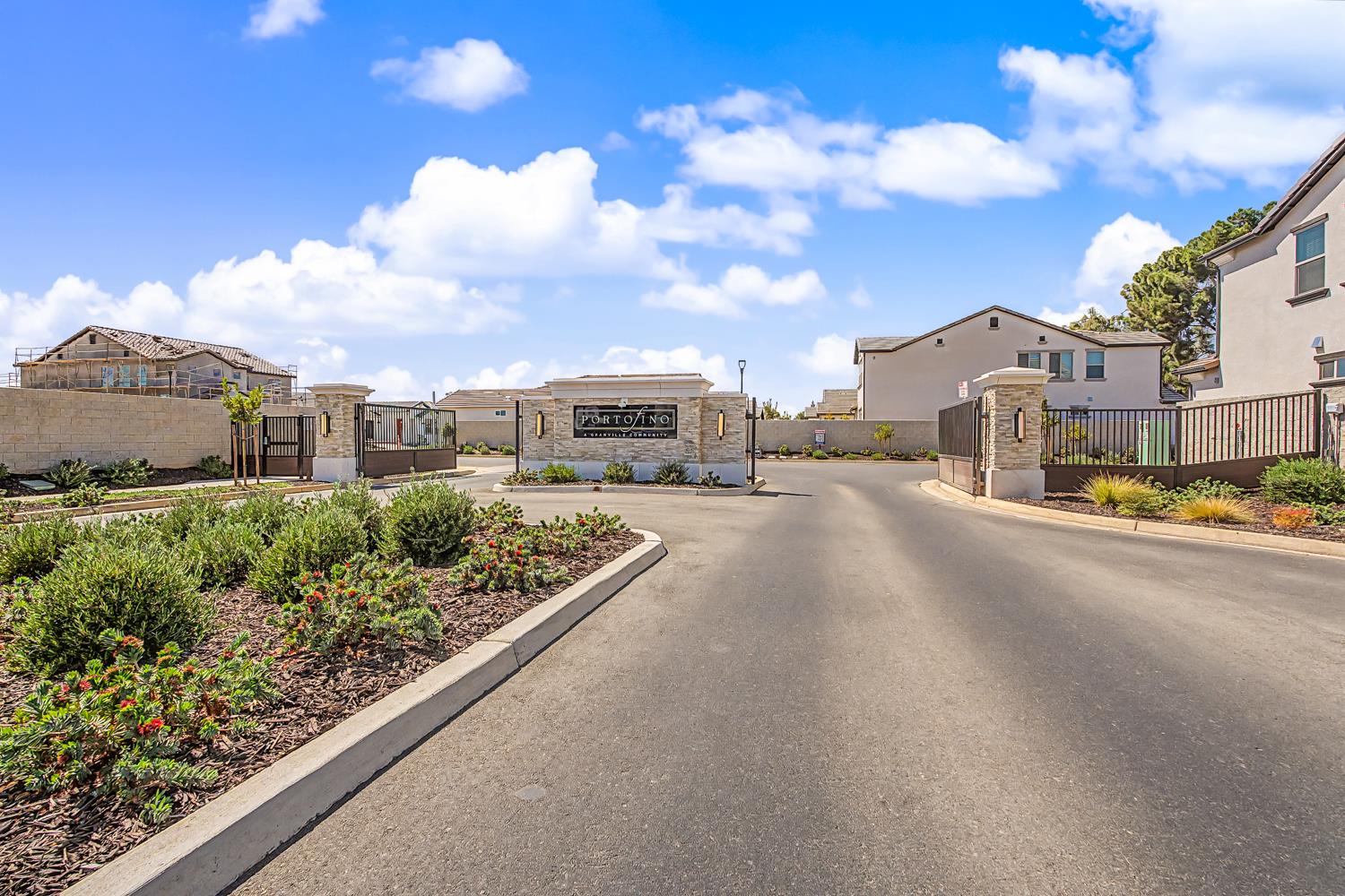 2433 E Rockwell Dr, Fresno, CA 93720