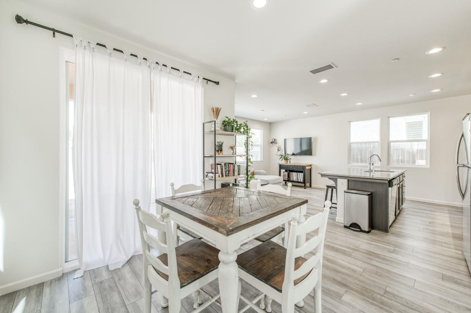 5438 W Santa Barbara Dr, Fresno, CA 93722