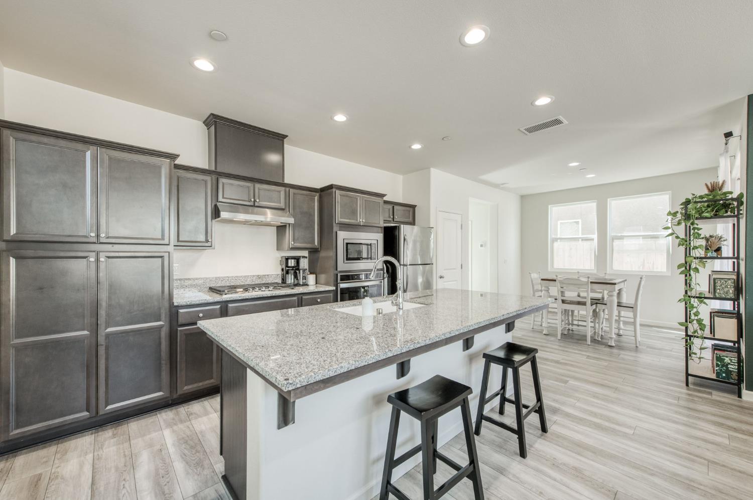 5438 W Santa Barbara Dr, Fresno, CA 93722