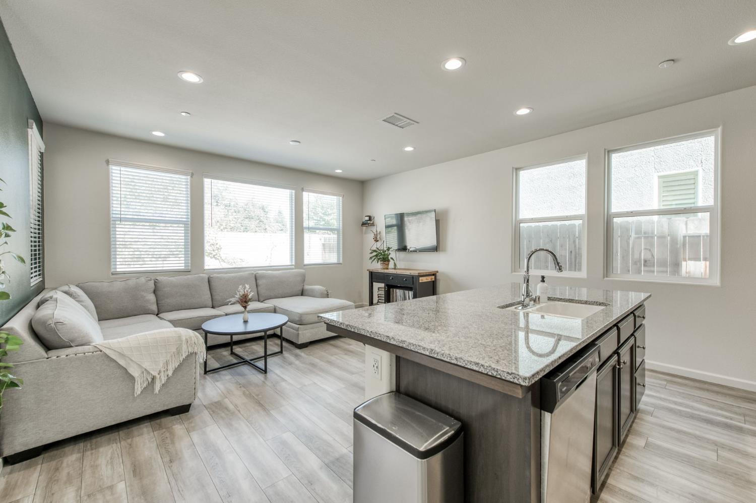 5438 W Santa Barbara Dr, Fresno, CA 93722