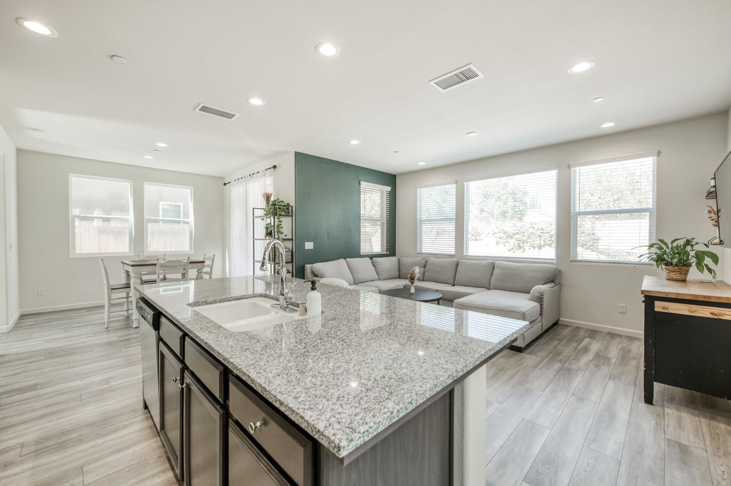 5438 W Santa Barbara Dr, Fresno, CA 93722