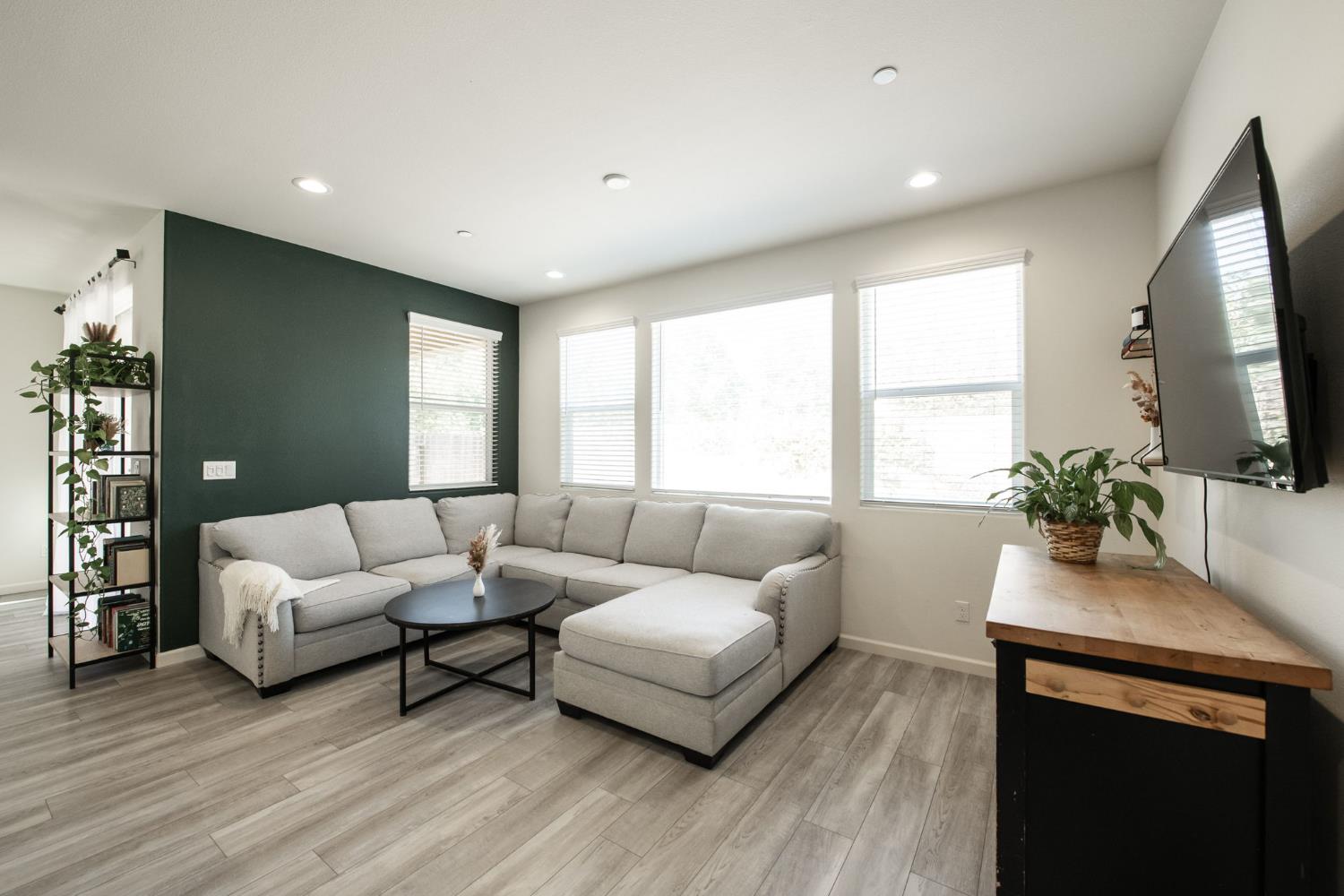 5438 W Santa Barbara Dr, Fresno, CA 93722