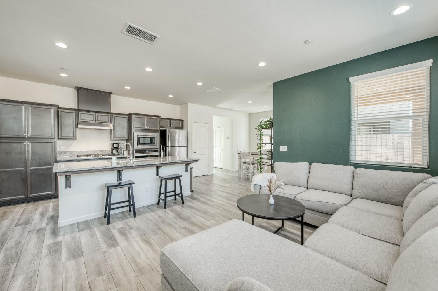 5438 W Santa Barbara Dr, Fresno, CA 93722