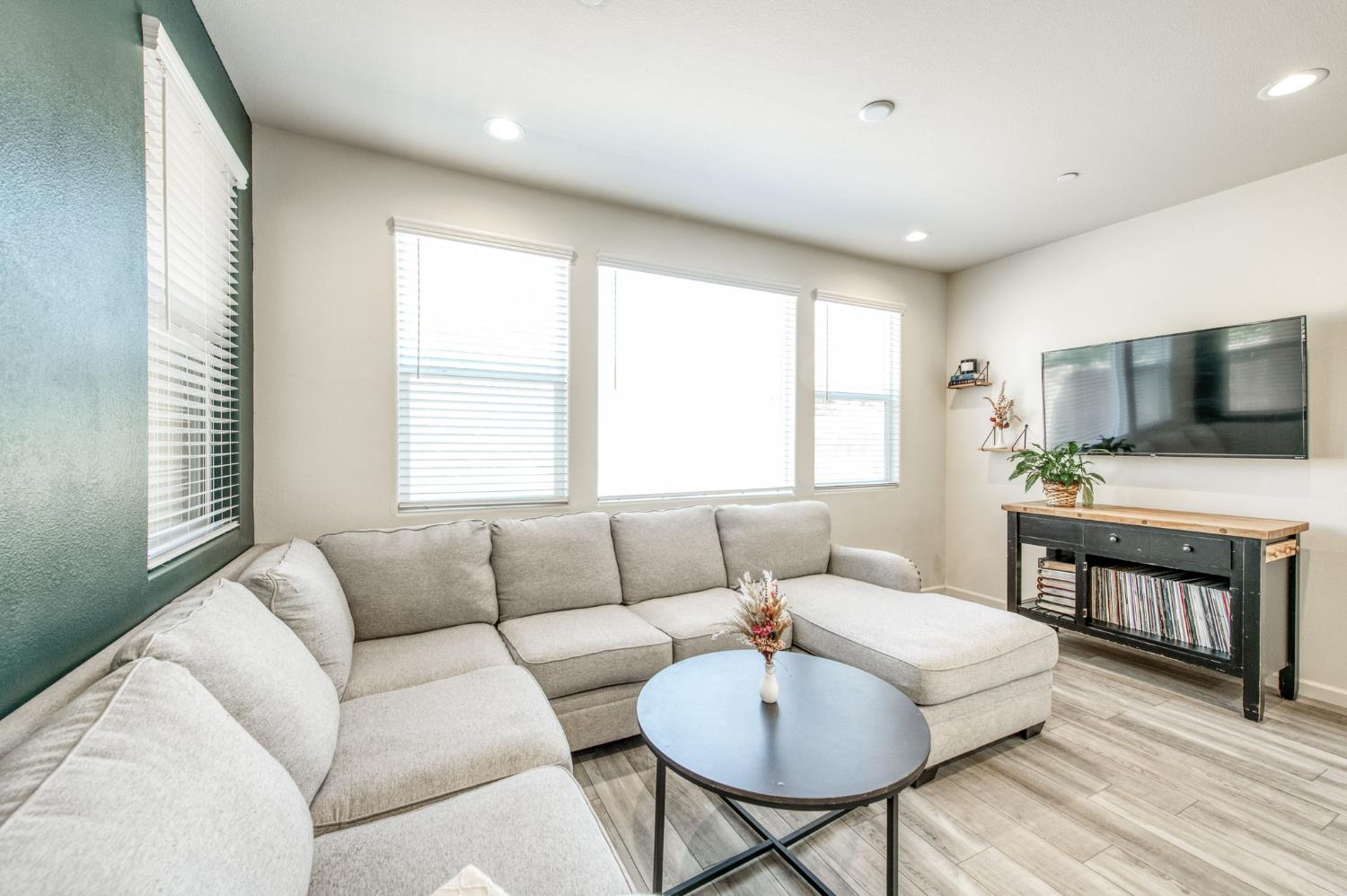 5438 W Santa Barbara Dr, Fresno, CA 93722