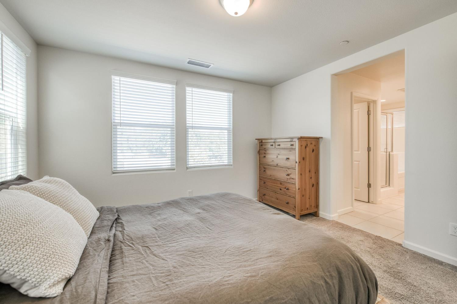 5438 W Santa Barbara Dr, Fresno, CA 93722