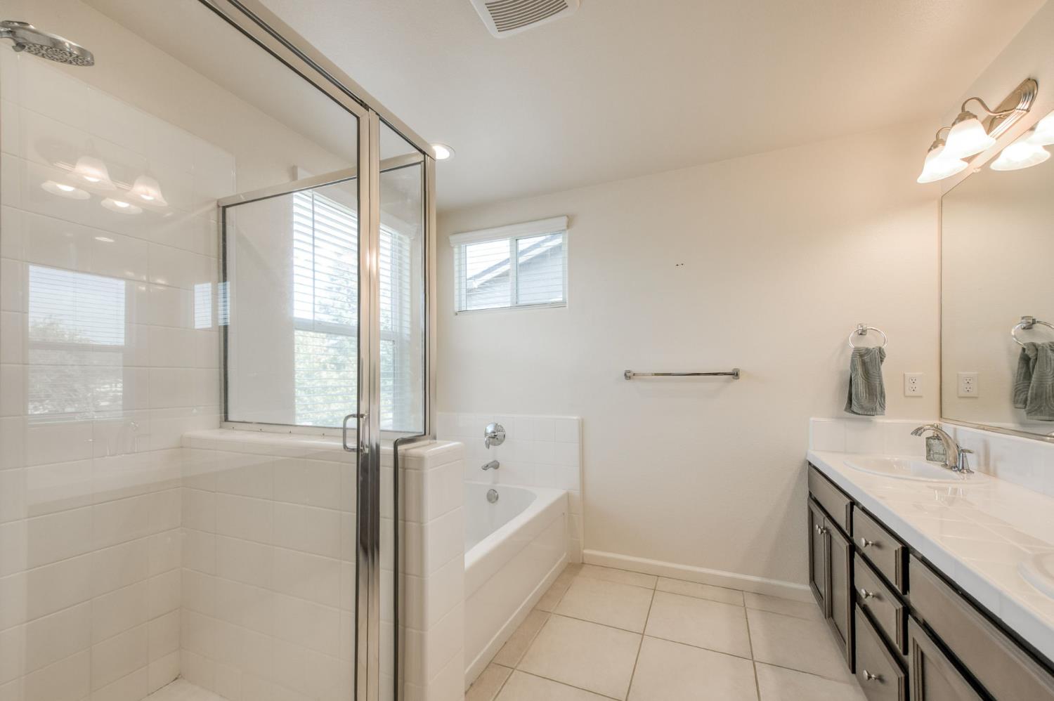 5438 W Santa Barbara Dr, Fresno, CA 93722