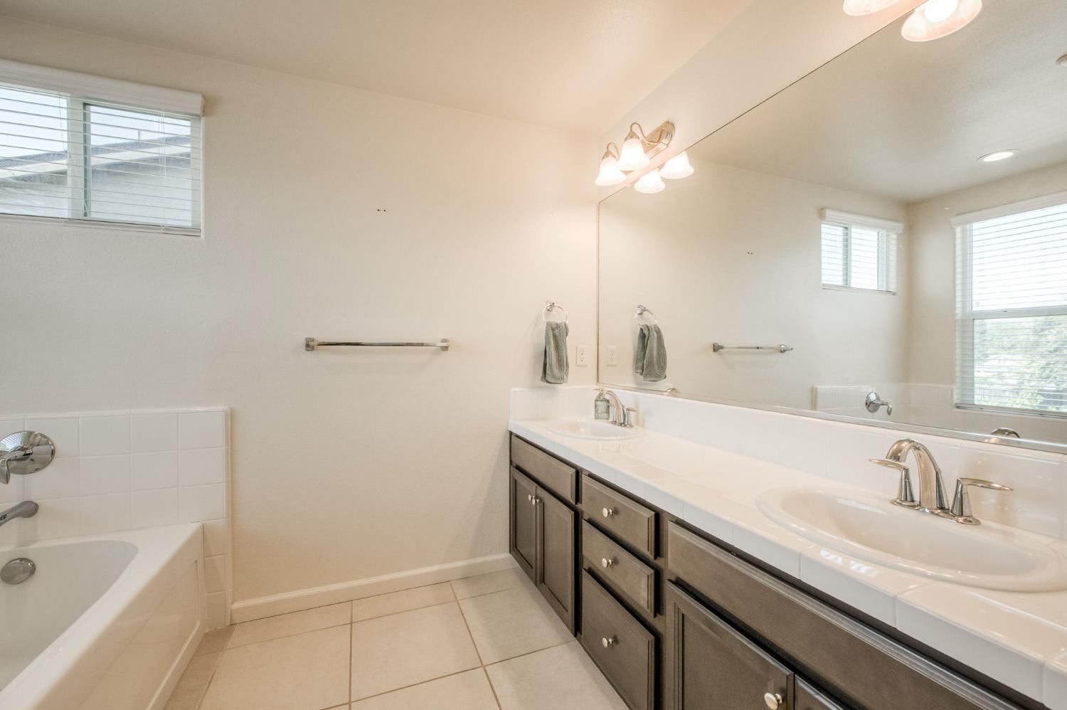 5438 W Santa Barbara Dr, Fresno, CA 93722