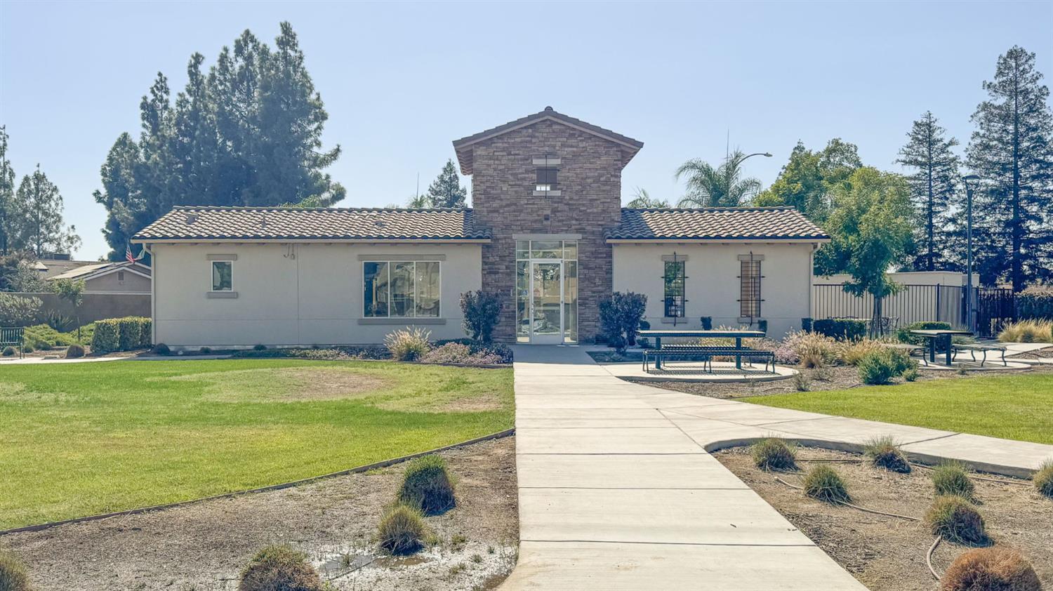 5438 W Santa Barbara Dr, Fresno, CA 93722