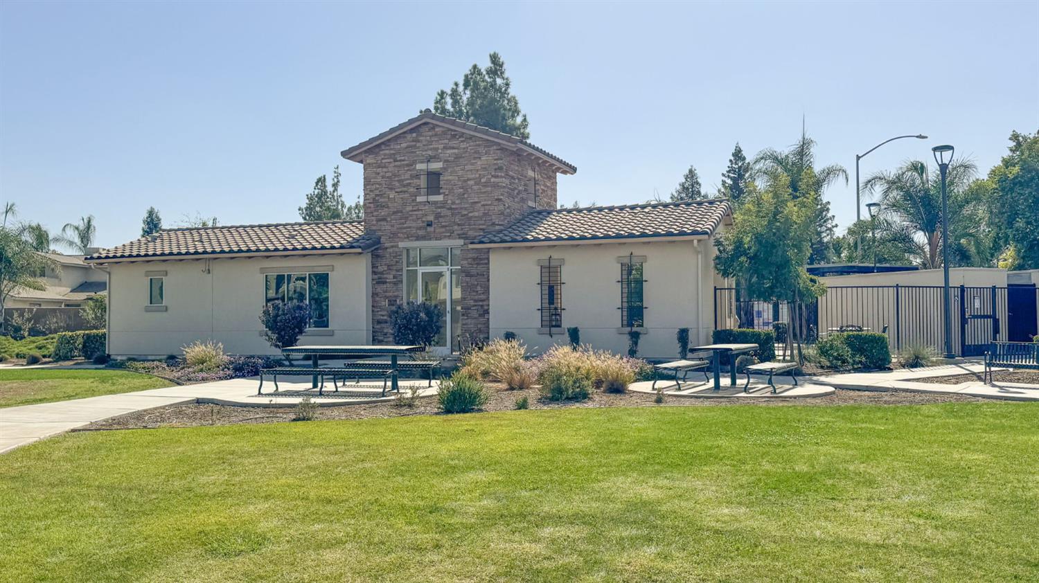 5438 W Santa Barbara Dr, Fresno, CA 93722