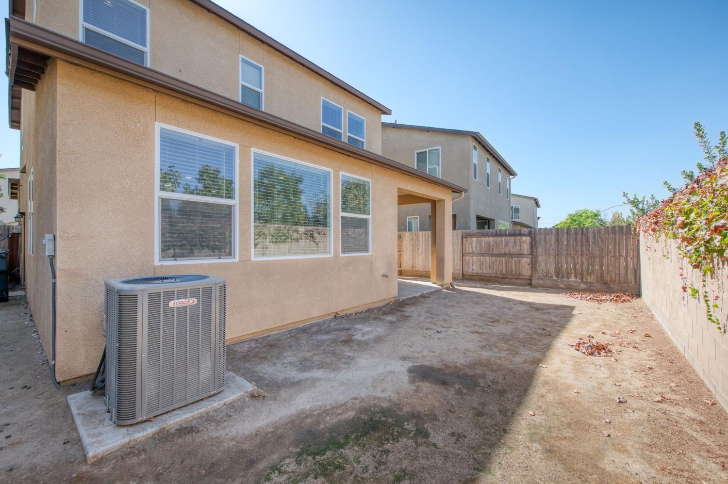 5438 W Santa Barbara Dr, Fresno, CA 93722