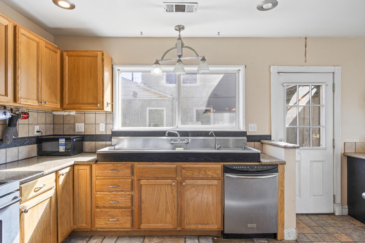 515 Neville, Hanford, CA 93230