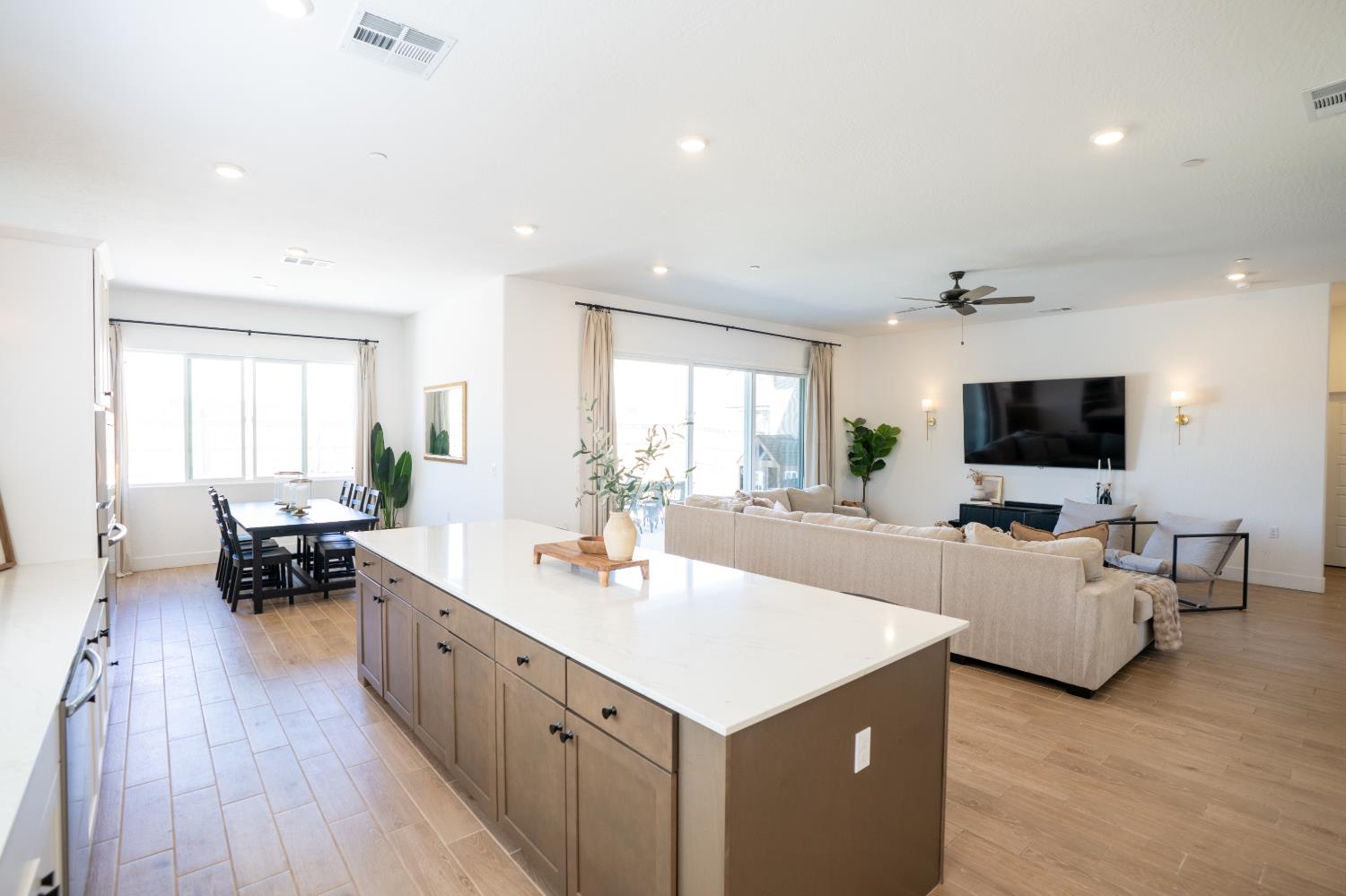 812 Traverse Dr S, Madera, CA 93636