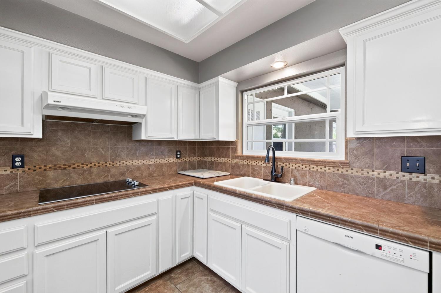 401 Sundance Ln, Madera, CA 93637