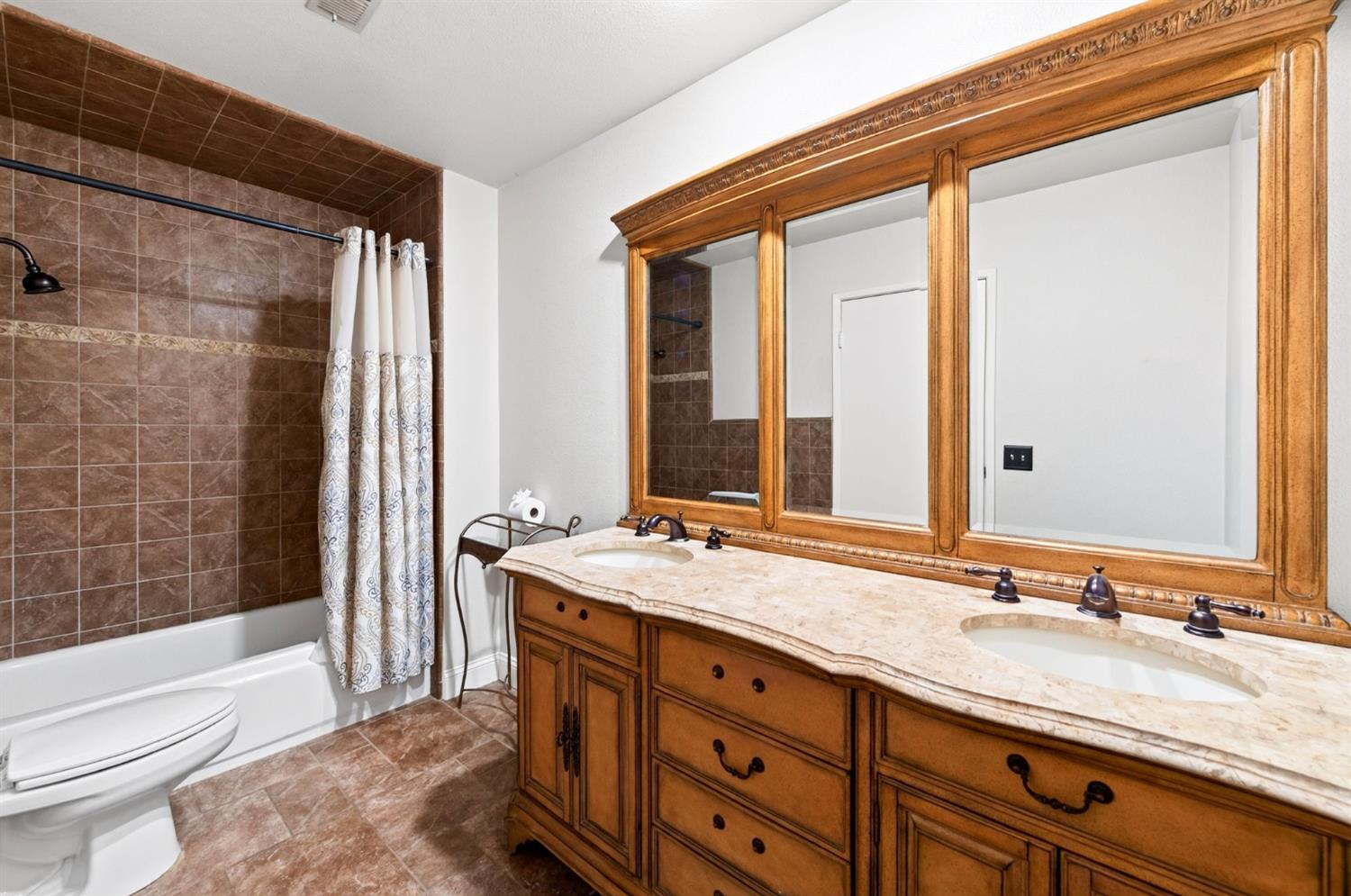 401 Sundance Ln, Madera, CA 93637