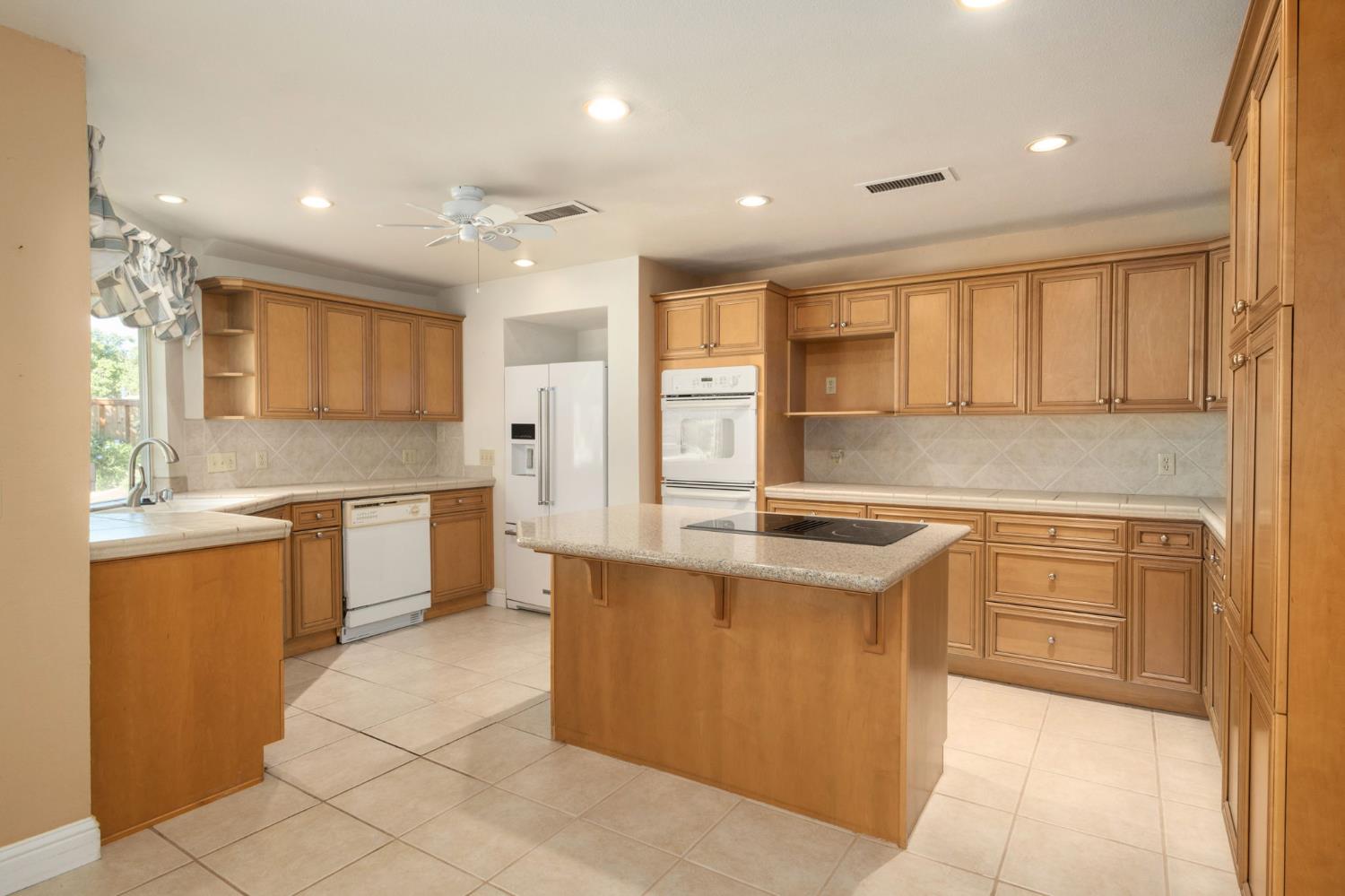 5667 Amber Ave, Clovis, CA 93619