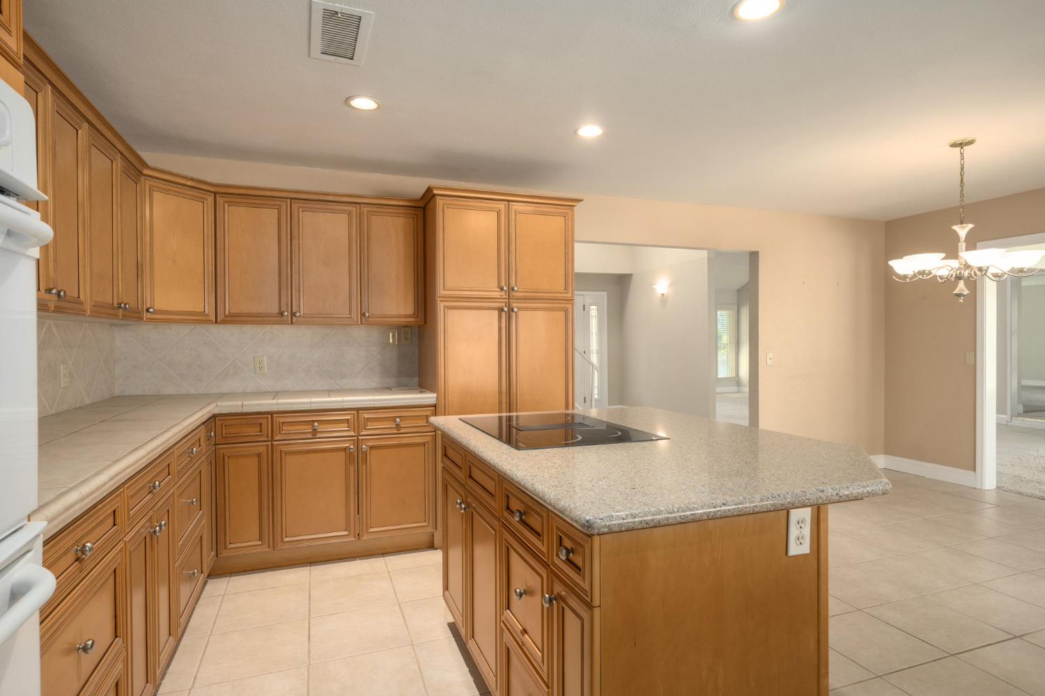 5667 Amber Ave, Clovis, CA 93619