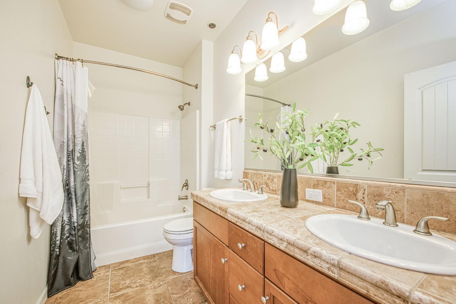 3727 Chessa Ln, Clovis, CA 93619