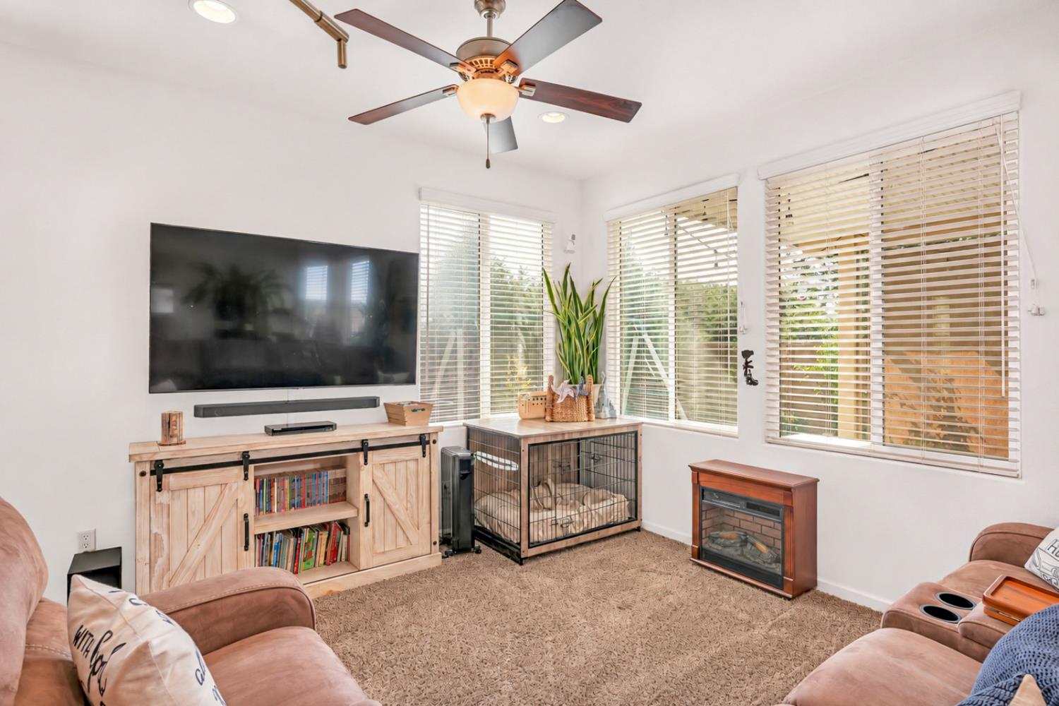 10857 N Knowlton Way, Fresno, CA 93730