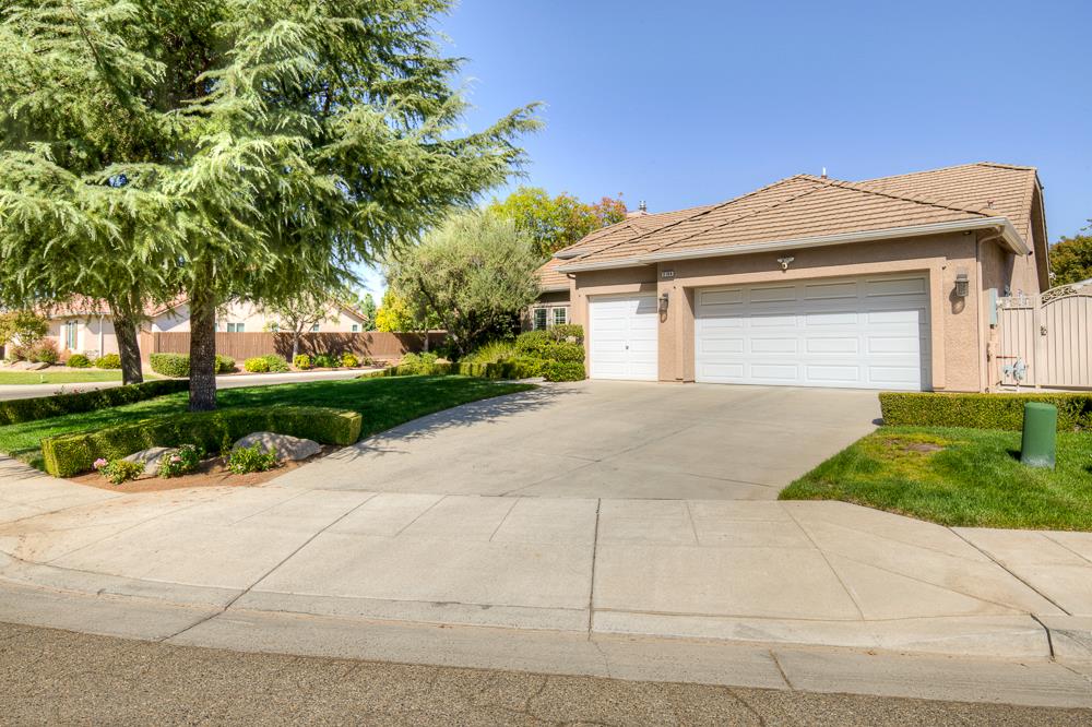 2168 E Pinehurst Ave, Fresno, CA 93730