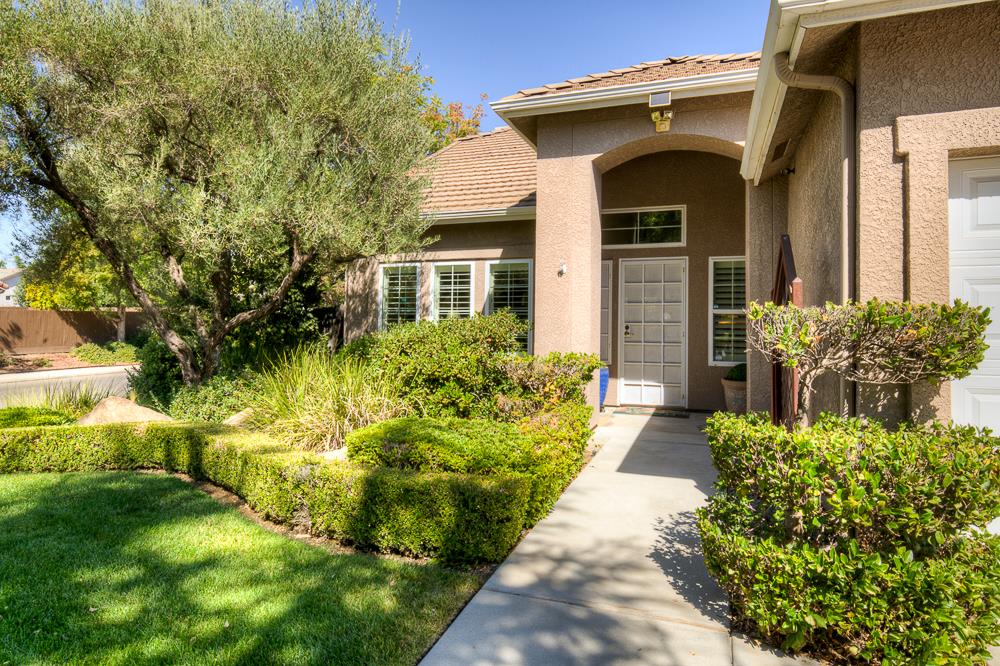 2168 E Pinehurst Ave, Fresno, CA 93730