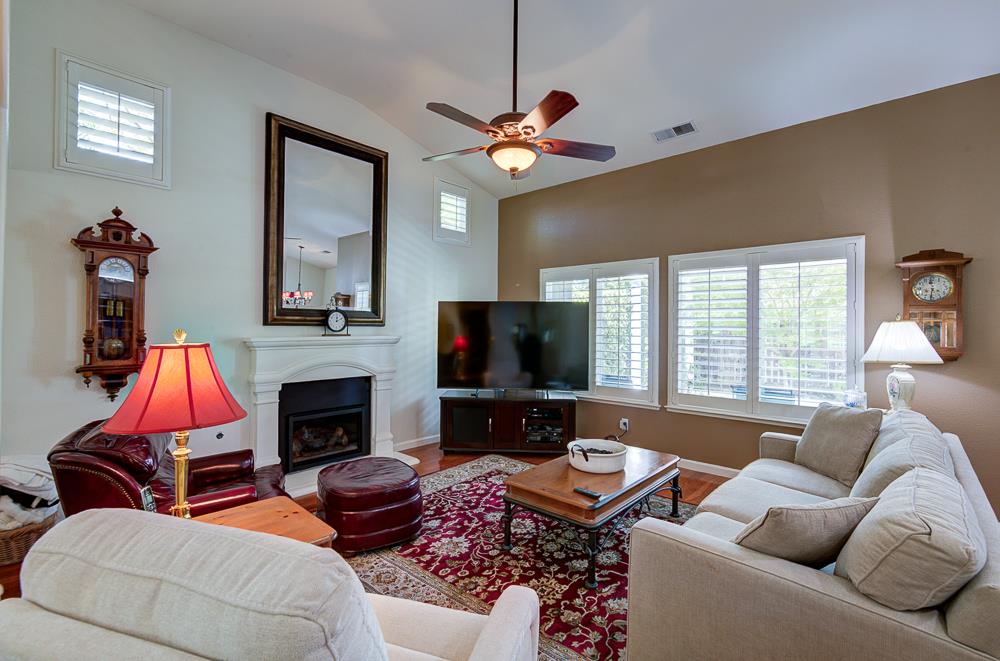 2168 E Pinehurst Ave, Fresno, CA 93730