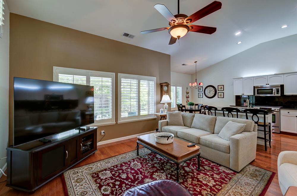 2168 E Pinehurst Ave, Fresno, CA 93730