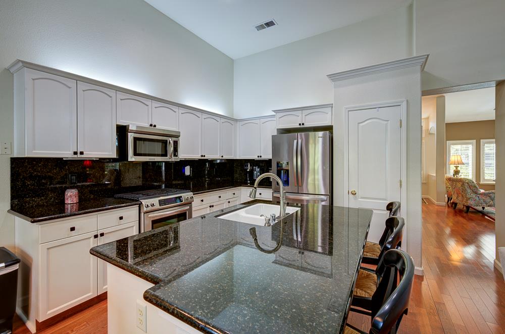 2168 E Pinehurst Ave, Fresno, CA 93730